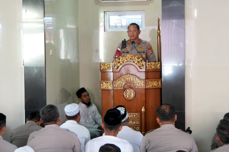 Jumat Keliling di Masjid Al-Muawwanah, Kapolda NTT Ajak Personel Polri Perkuat Iman, Disiplin, dan Pelayanan kepada Masyarakat