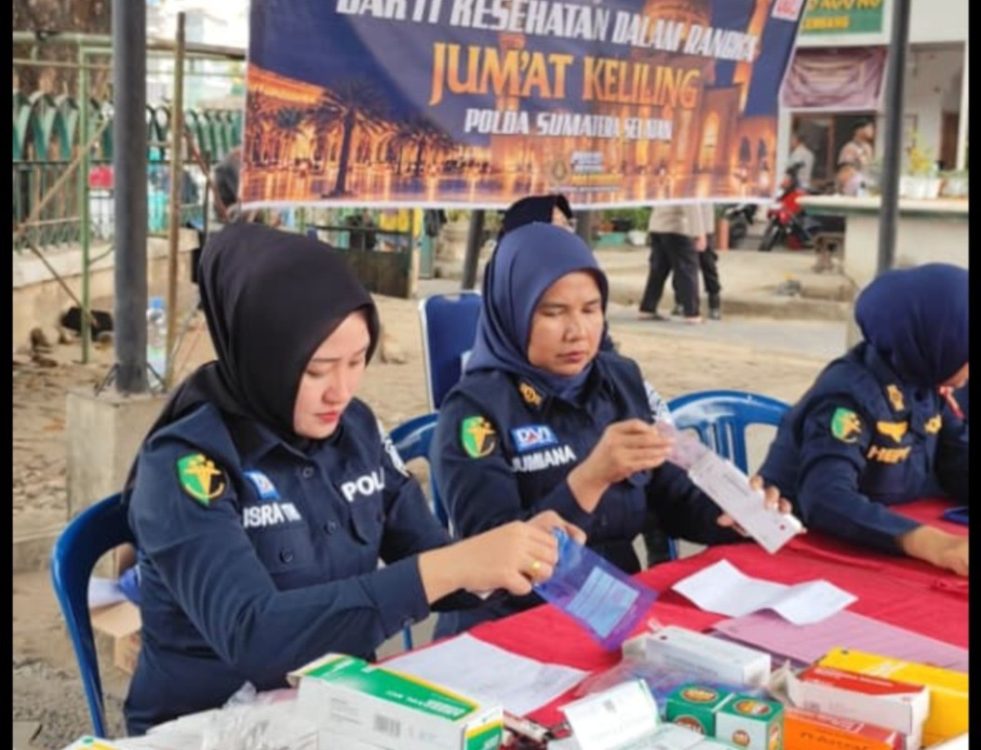 Jumat Keliling Polda Sumsel, Kapolda Hadirkan Bakti Kesehatan dan Bantuan Material untuk Masjid Agung SMB II