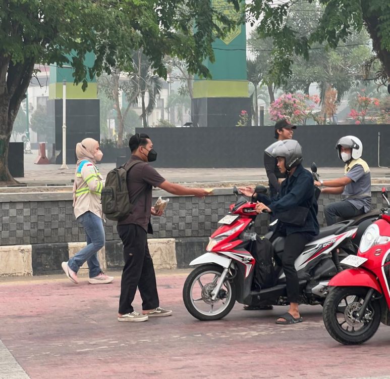 : Pemberian masker kepada para pengendara oleh Anggota Persatuan Wartawan Indonesia (PWI) Balangan dan Balangan Coal.