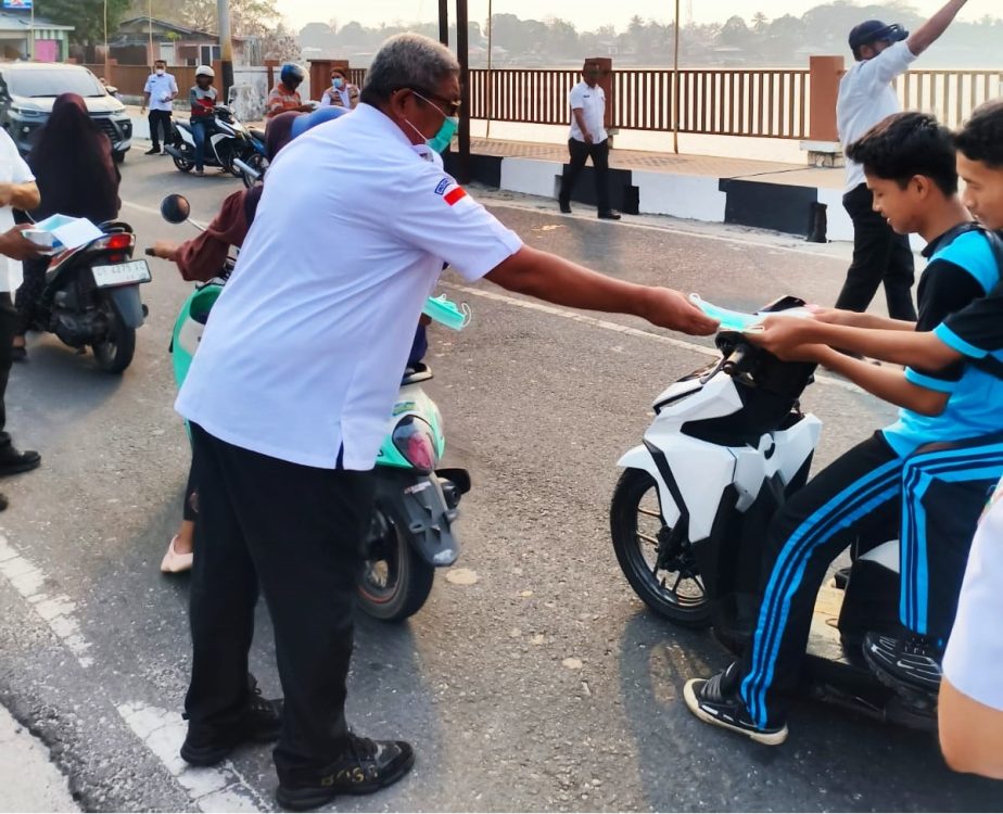 : Bupati Maluku Tenggara, Muhamad Thaher Hanubun, turun langsung ke jalan untuk membagikan Masker. Foto:Yudi (Istimewa)