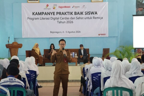 : Kepala Dinas Komunikasi dan Informatika (Dinkominfo) Bojonegoro Arif Afandy mengajak, para siswa untuk memanfaatkan kecerdasan buatan (AI) dengan rasa tanggung jawab. Para siswa diharapkan memiliki kemampuan berpikir kritis dan memiliki literasi digital yang tinggi.. Foto : Pemkab Bojonegoro