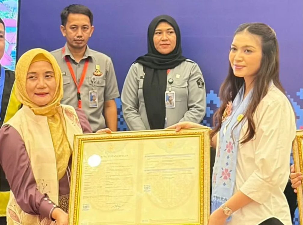 Kadis PPPA-PMD Gorontalo Terima Hak Cipta dari Istri Wapres