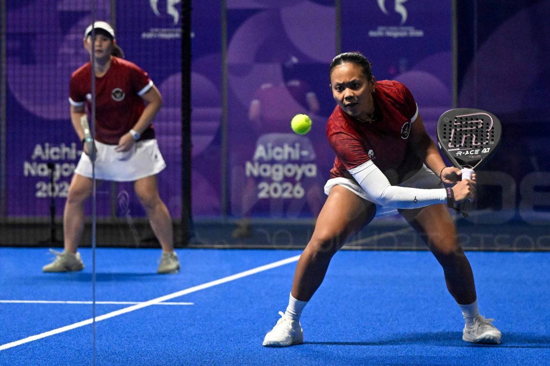 : Atlet padel Indonesia Novela Putri (kanan) dan Beatrice Gumulya (kiri) mengembalikan bola ke arah atlet padel Jepang Saki Tsukamoto dan Kae Tokumoto pada semifinal padel putri Asian Games 2026 di Nagoya City Higashi Sports Center, Nagoya, Jepang, Jumat (2/10/2026). Novela dan Beatrice gagal melaju ke final usai kalah dengan skor 2-0 (1-6, 3-6). (ANTARA FOTO/Fauzan/tom)