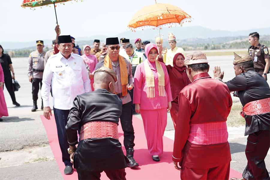: Gubernur Gorontalo Gusnar Ismail saat menjemput Kapolda Gorontalo yang baru bersama istri yang tiba di Bandara Djalaluddin Gorontalo, dengan Adat Mopotilolo, Selasa (6/10/2026). (Foto – Humas Korem).