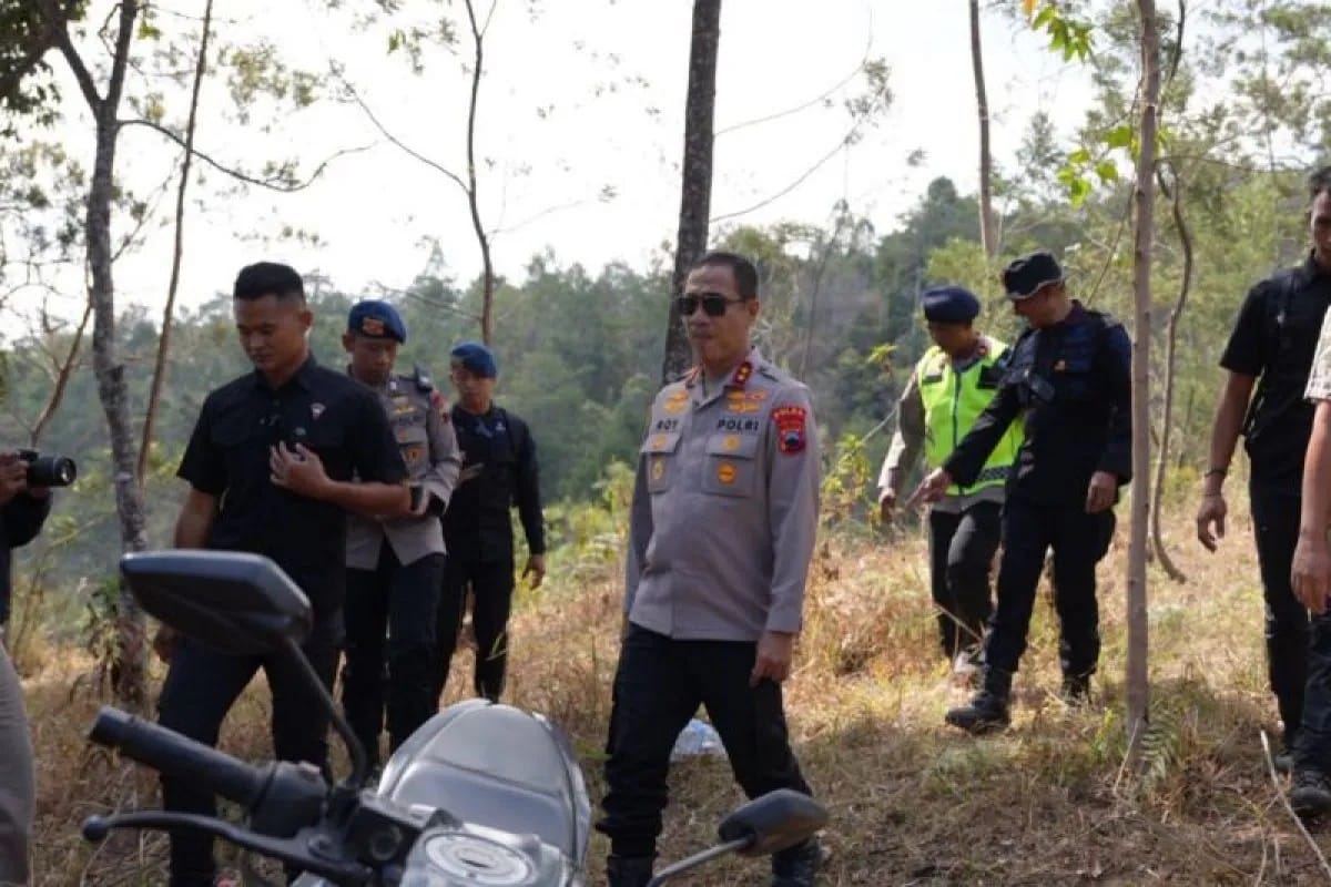 Kapolda Jateng Tinjau Langsung Penanganan Kebakaran Hutan di Lereng Gunung Lawu