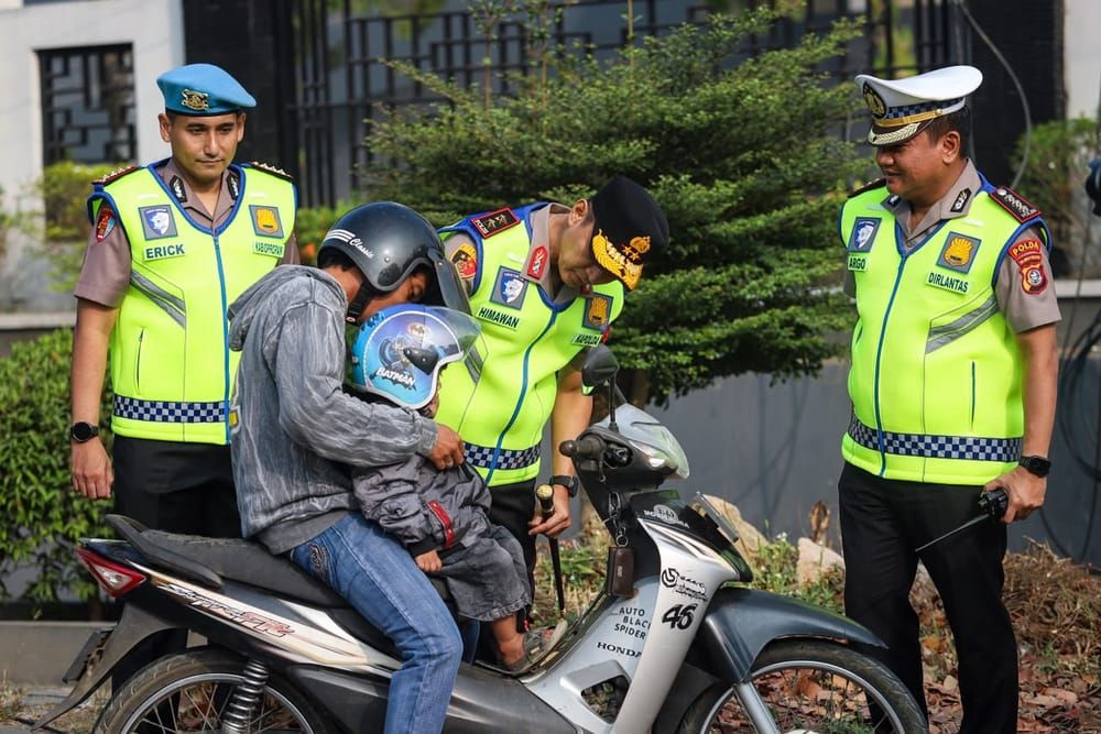 Kapolda Sultra Turun Langsung Kejalan Bagikan Helm Gratis Serta Ingatkan Keselamatan Anak Jadi Perhatian