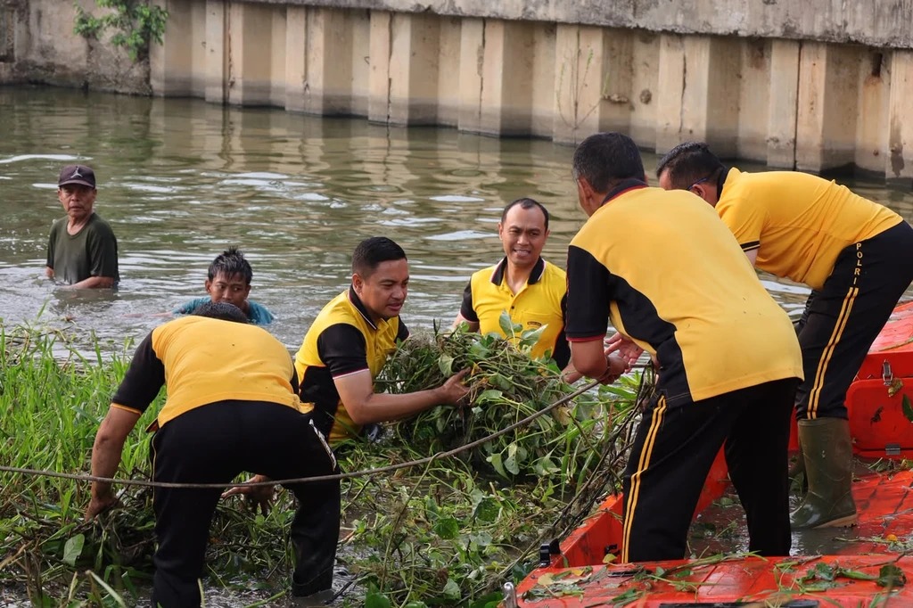 Kapolres Metro Bekasi Kota Turun Langsung dalam Upaya Normalisasi Kali Baru, Perkuat Gerakan Green Policing