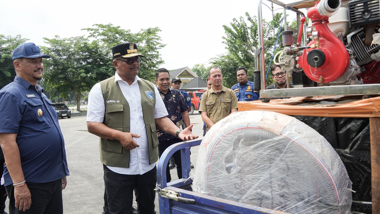 : Kaposko Wilayah Satuan Tugas Penanganan Pascabencana dan Percepatan Rehabilitasi dan Rekonstruksi (Satgas PRR) Aceh, Safrizal ZA (tengah) menyerahkan bantuan sarana pemadam kebakaran kepada Pemerintah Kabupaten Aceh Tamiang, Kamis (8/10/2026). Foto: Satgas PRR