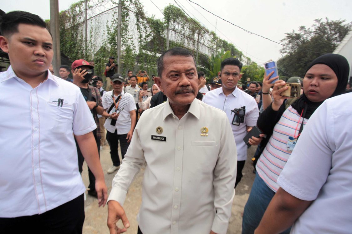 : Direktur Jenderal Pemasyarakatan (Dirjenpas) Kementerian Imigrasi dan Pemasyarakatan (Imipas) Mashudi (tengah) mendampingi Komisi XIII DPR RI melakukan inspeksi mendadak (sidak) di Lapas Kelas IIA Cibinong, Kabupaten Bogor, Jawa Barat, Rabu (30/9/2026). Komisi XIII DPR RI bersama Direktorat Jenderal Pemasyarakatan meninjau lapas tersebut sebagai tindak lanjut atas sidak Ombudsman RI pada 23 September 2026, yang menemukan dugaan fasilitas mewah di area lapas, seperti sofa, televisi, hingga kulkas berisi minuman keras. (ANTARA FOTO/Yulius Satria Wijaya/kye)