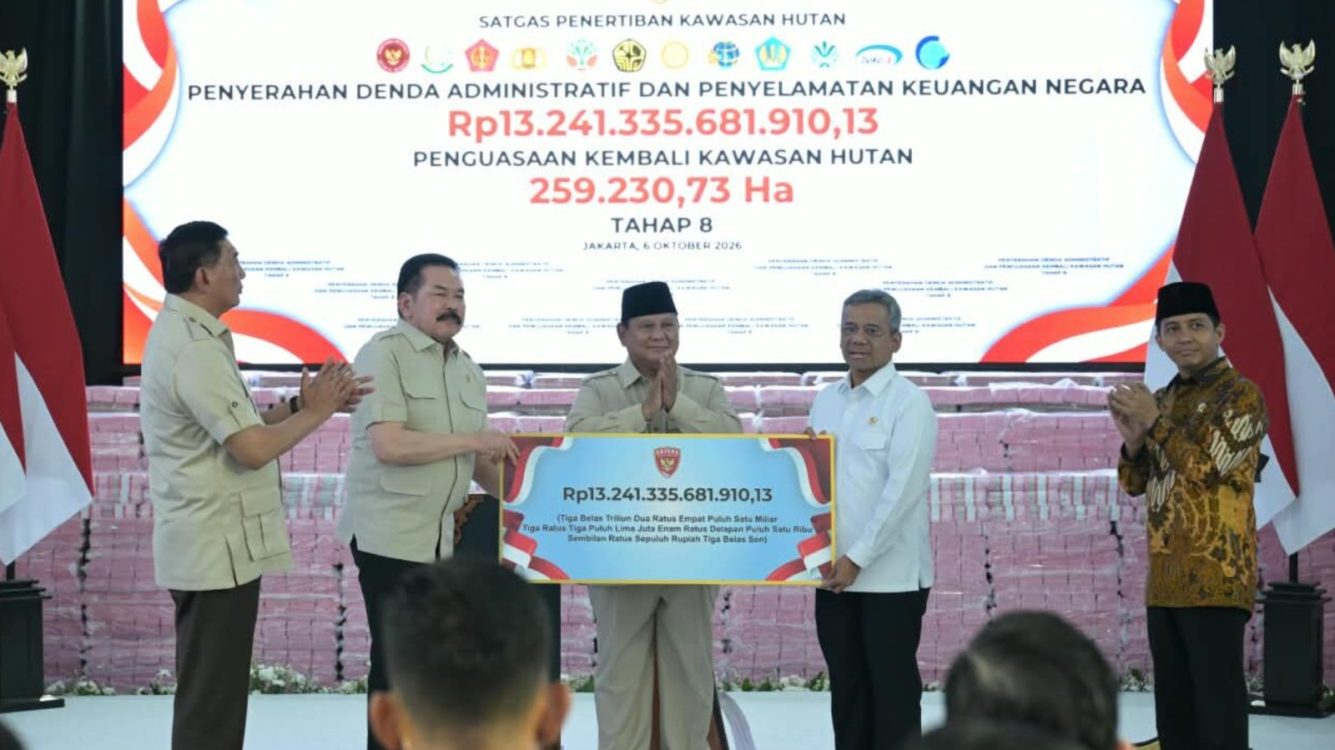 : Presiden Prabowo Subianto menyaksikan langsung acara penyerahan denda administratif dan penyelamatan keuangan negara serta hasil penguasaan kembali kawasan hutan tahap kedelapan di Kompleks Kejaksaan Agung Republik Indonesia, Jakarta, Selasa (6/10/2026). BPMI Setpres/Kris