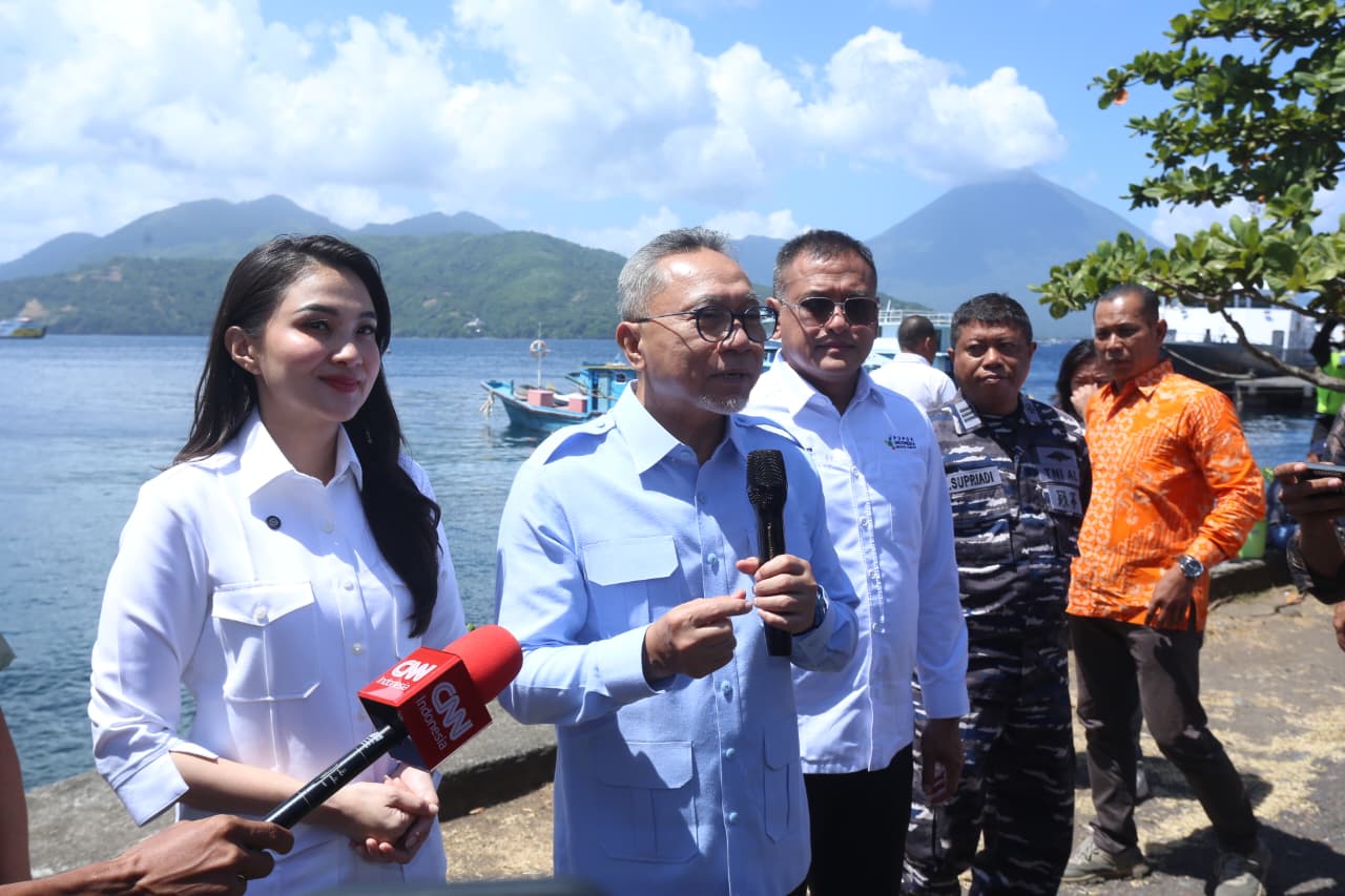 : Menko Pangan Zulkifli Hasan dan Gubernur Maluku Utara, Sherly Tjoanda usai menghadiri seminar KDMP serta meninjau lokasi KDMP dan KNMP di Ternate, Maluku Utara, Rabu (5/8/20276). (Foto: Kemenko Pangan)