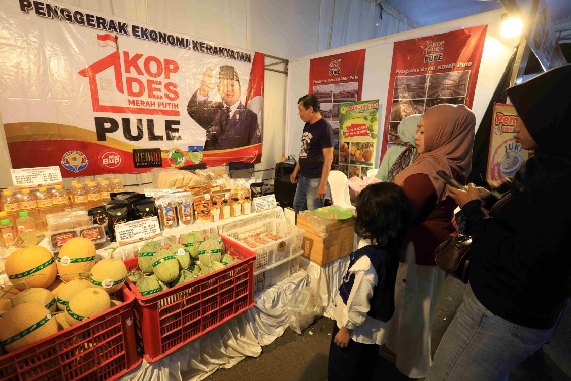 : Warga melihat produk yang dijual pada salah satu stan Gebyar UMKM di Kabupaten Kediri, Jawa Timur, Jumat (24/7/2026). Pameran UMKM unggulan yang bernaung pada sejumlah koperasi tersebut dalam rangka Hari Koperasi Ke-79 sebagai upaya memberikan ruang promosi untuk produk lokal sekaligus sosialisasi fungsi koperasi dalam menggerakkan ekonomi kerakyatan kepada masyarakat. (ANTARA FOTO/Prasetia Fauzani/sgd)