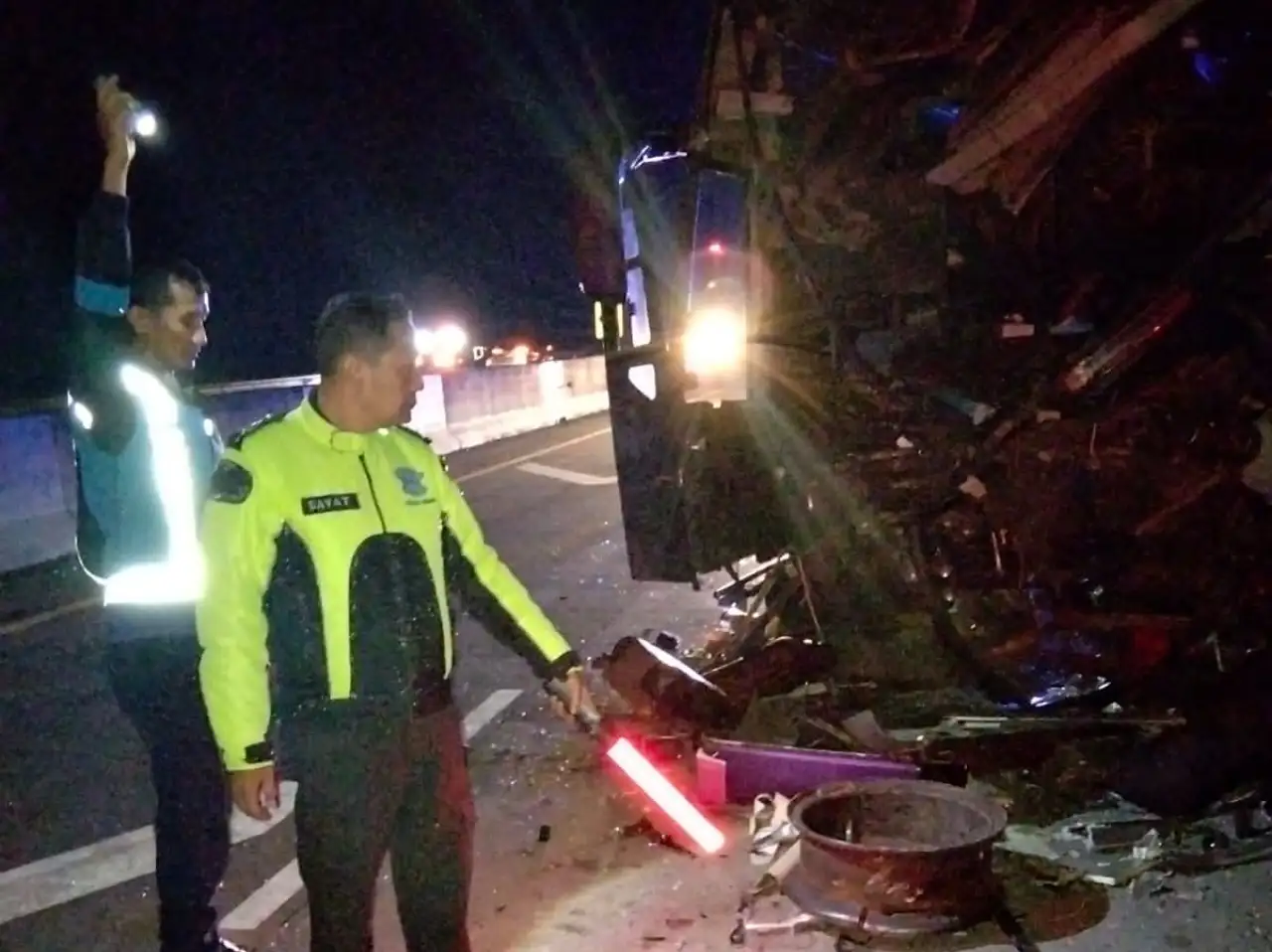 Kecelakaan Maut di Tol Ngawi-Solo, Bus Pariwisata Tabrak Truk yang Berhenti di Bahu Jalan