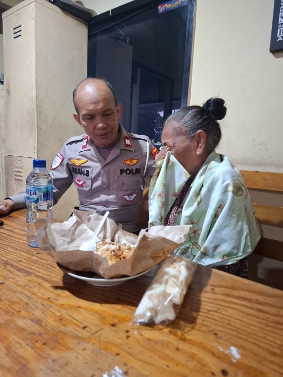 Kehabisan Ongkos Saat Mencari Keluarga di Jakarta, Ibu Wati Dibantu Polisi hingga Bisa Pulang ke Brebes