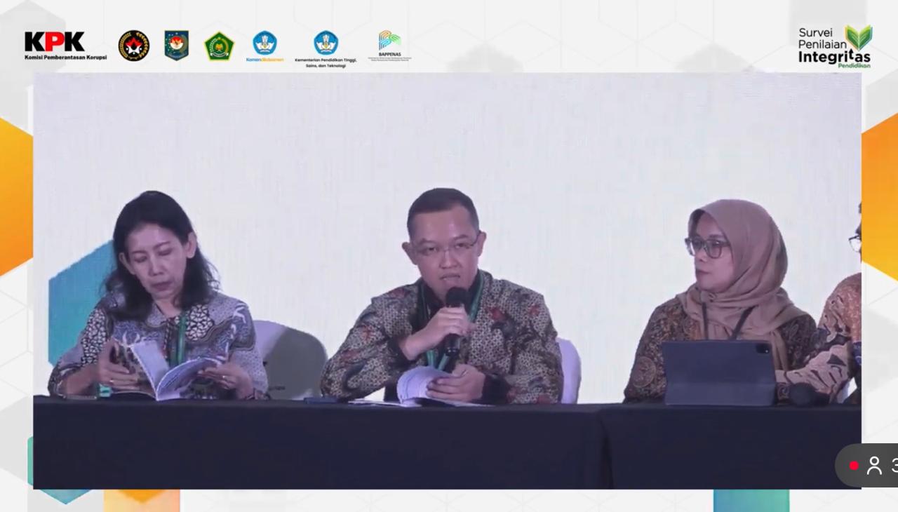 : Sekretaris Jenderal Kemdiktisaintek Badri Munir Sukoco (Tengah) dalam Konferensi Pers Peluncuran Indeks Integritas Pendidikan Tahun 2026 (Foto: Pasha Yudha Ernowo Infopublik/Igid/Youtube KPK)