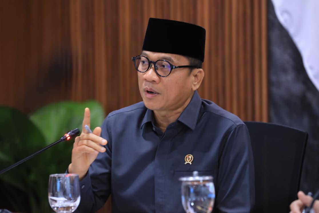: Mendes PDT Yandri Susanto menegaskan bahwa Kemendes PDT bersama dengan 10 asosiasi desa akan terus mengawal program Presiden Prabowo Subianto, utamanya program Koperasi Desa/Kelurahan Merah Putih (KDKMP). (Foto: Humas Kemendes PDT)