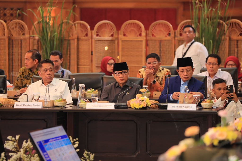 : Mendes PDT Yandri Susanto saat menghadiri rapat tingkat Menteri dalam rangka perluasan Perlinsos dan rencana implementasi pada 2027 di gedung Aneka Bhakti Kementerian Sosial. (Foto: Humas Kemendes PDT)