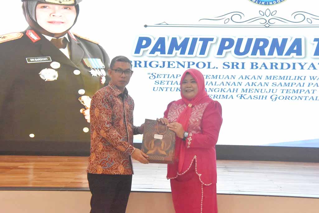 : Koordinator Wilayah Kerja KemenHAM Gorontalo, Sarton Dali (kiri), saat menyerahkan cinderamata kepada Brigjen Pol Sri Bardiyati pada acara Pamit Purna Tugas yang berlangsung di aula rumah dinas Gubernur Gorontalo, Senin (5/10/2026). (F.AKP/KemenHAM)