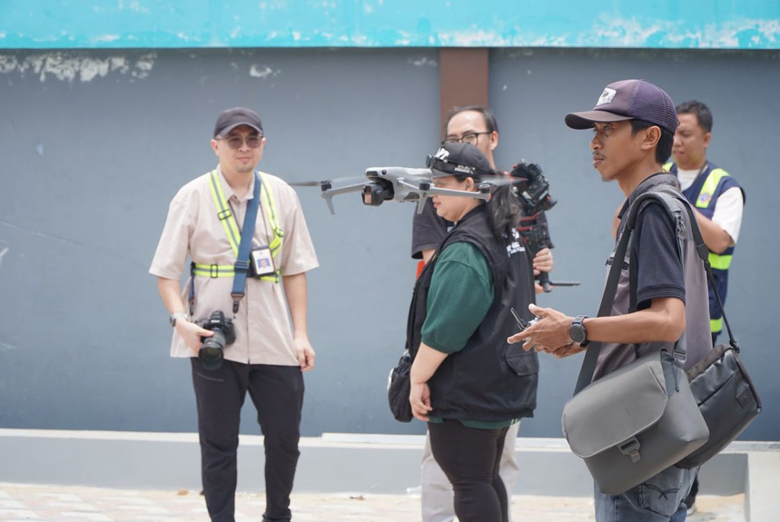 : Tim Biro Komunikasi dan Informasi Publik Kementerian Perhubungan melakukan pengambilan video dokumenter di Terminal Limboto, Minggu (4/10/2026). (foto: mcgorontaloprov/Rini)