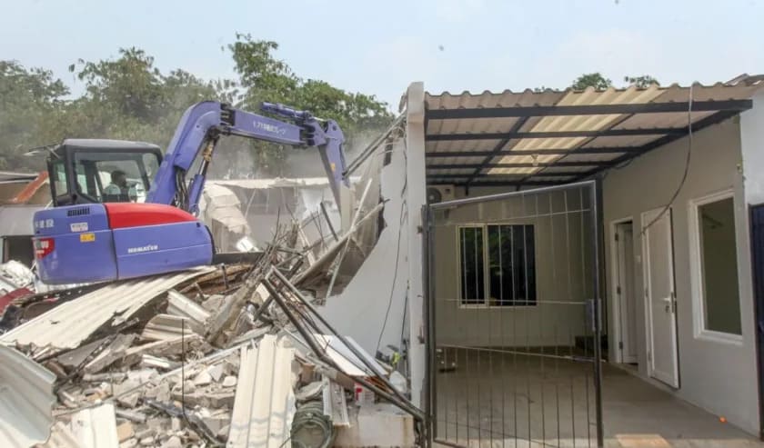 : Petugas menggunakan alat berat membongkar bangunan di Lapas Kelas IIA Cibinong, Kabupaten Bogor, Jawa Barat, Rabu (30/9/2026). Komisi XIII DPR RI bersama Kementerian Imigrasi dan Pemasyarakatan membongkar 10 bangunan tidak berizin setelah meninjau langsung lapas tersebut. (Foto: ANTARA/M Fikri Setiawan)