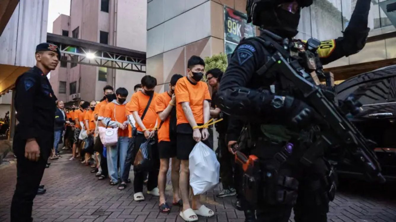 : Polri memindahkan 320 orang tersangka berstatus warga negara asing dan satu warga Indonesia yang diduga bekerja pada operator perjudian daring ke sejumlah kantor imigrasi di Jakarta, Minggu (10/5/2026). ANTARA FOTO/ Dhemas Reviyanto