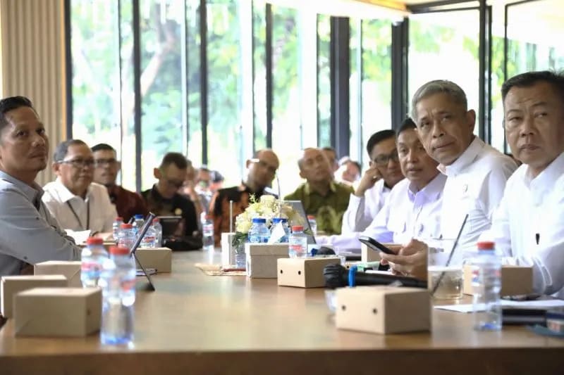 : Wakil Menteri Sosial Agus Jabo saat audiensi dengan Wakil Bupati Probolinggo Lora Fahmi, Plt Bupati Kuantan Singingi (Kuansing) Muklisin, dan Ketua DPRD Polewali Mandar Fahry Fadly di Kantor Kemensos, Jakarta. ANTARA/HO-Kemensos