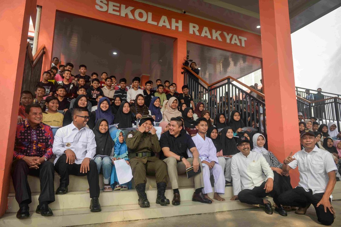: Menteri Sosial Saifullah Yusuf (kedua kanan) bersama Wakil Menteri Sosial Agus Jabo Priyono (kanan), Sekretaris Kabinet Teddy Indra Wijaya (tengah), Gubernur Banten Andra Soni (kedua kiri) dan Bupati Tangerang Maesyal Rasyid (kiri) berfoto bersama calon siswa saat meninjau Sekolah Rakyat rintisan di Komplek Politeknik Penerbangan Indonesia Curug, Legok, Kabupaten Tangerang, Banten, Sabtu (8/8/2026). Peninjauan tersebut guna melihat kesiapan Sekolah Rakyat rintisan yang diperuntukkan menampung ratusan anak dari kalangan marginal dan siswa putus sekolah sebagai upaya memperluas jangkauan program serta penanganan anak-anak yang kesulitan mendapatkan akses pendidikan. (ANTARA FOTO/Putra M. Akbar/wsj)