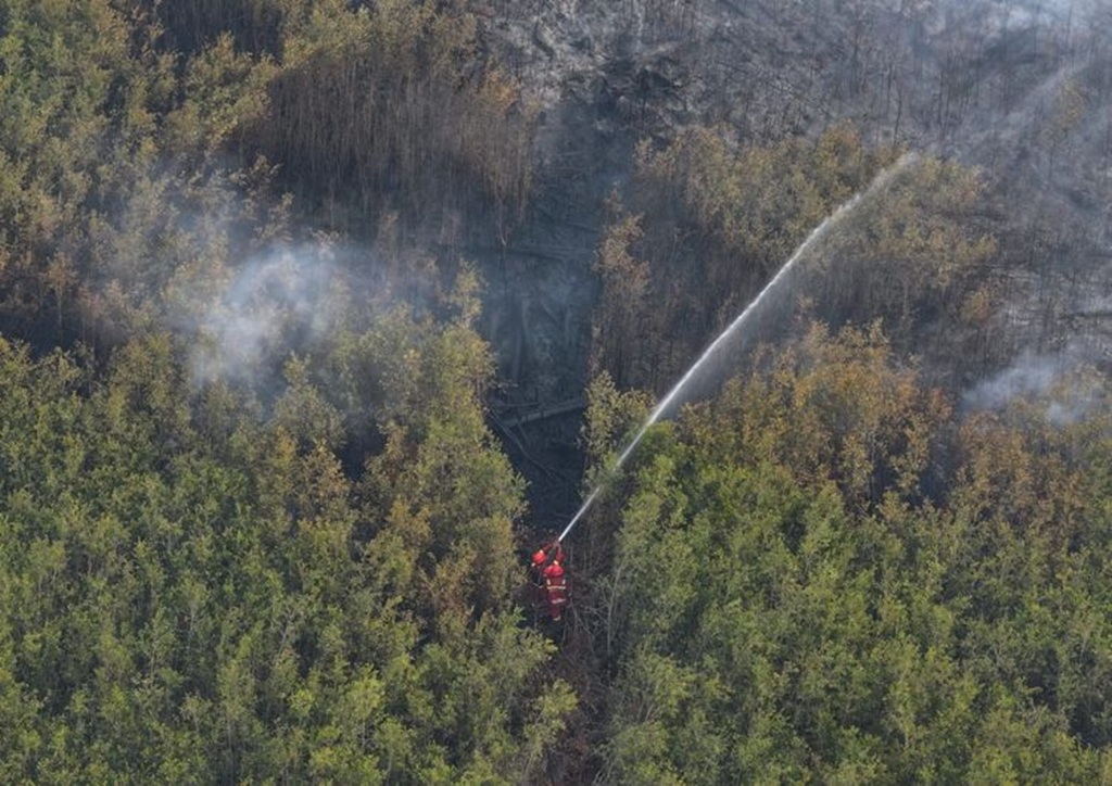 : Berdasarkan pemantauan Sistem Informasi Deteksi Dini Pengendalian Kebakaran Hutan dan Lahan (SiPongi) Kementerian Kehutanan hingga Rabu (7/10) pukul 21.00 WIB, terdeteksi 1.176 hotspot dengan tingkat kepercayaan tinggi atau high confidence berdasarkan satelit NASA Terra/Aqua, NASA SNPP, dan NASA NOAA-20. (foto: Humas Kemenhut)