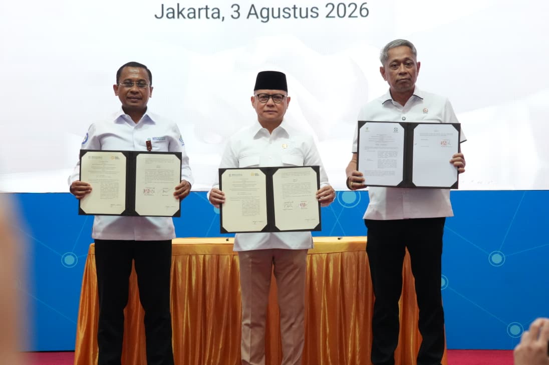: Pemerintah terus memperkuat sistem pelindungan bagi pekerja migran Indonesia melalui kolaborasi lintas sektor. Komitmen tersebut ditandai dengan penandatanganan nota kesepahaman (MoU) antara Kementerian Pelindungan Pekerja Migran Indonesia (P2MI) dan BPJS Kesehatan di Kantor Pusat BPJS Kesehatan, Kecamatan Cempaka Putih, Jakarta Pusat, Senin (3/8/2026). (Foto: Humas KP2MI)