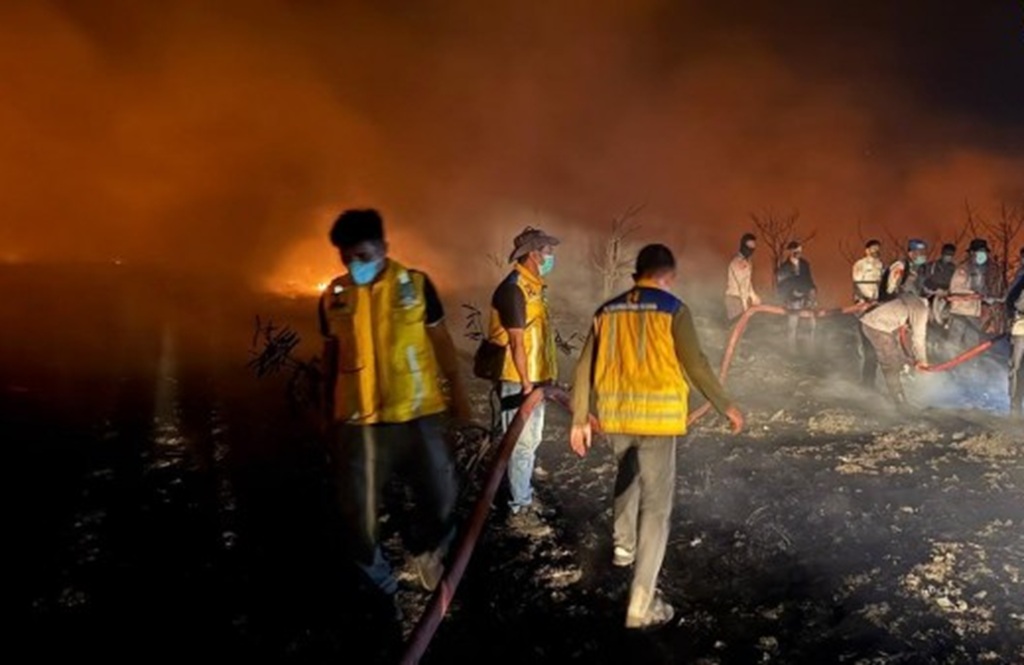: Petugas menyalurkan 12.000 liter air untuk mendukung pemadaman kebakaran di Tempat Pembuangan Akhir (TPA) Buku Deru-Deru, Kelurahan Takome, Kecamatan Ternate Barat, Kota Ternate. (Foto: Humas Kemen PU)