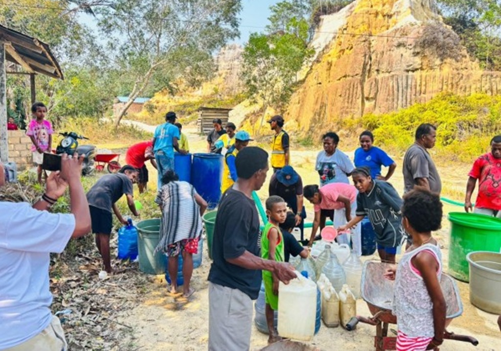 : Selain membantu masyarakat terdampak kekeringan, dukungan air juga digunakan untuk penanganan kebakaran lahan dan kebakaran TPA Makbon. (foto: Humas Kemen PU)