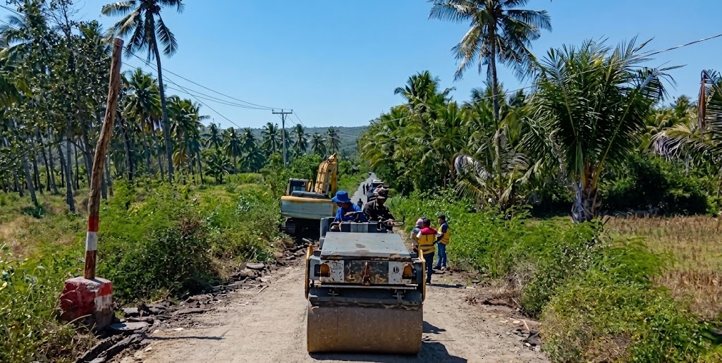 : Penanganan pada akses menuju Jembatan Wae Dampek di ruas jalan provinsi Reo–Dampek-Pota, Kabupaten Manggarai Timur, Nusa Tenggara Timur (NTT), merupakan bagian dari upaya menjaga konektivitas masyarakat pascagempa yang melanda wilayah tersebut. (Foto: Humas Kemen PU)
