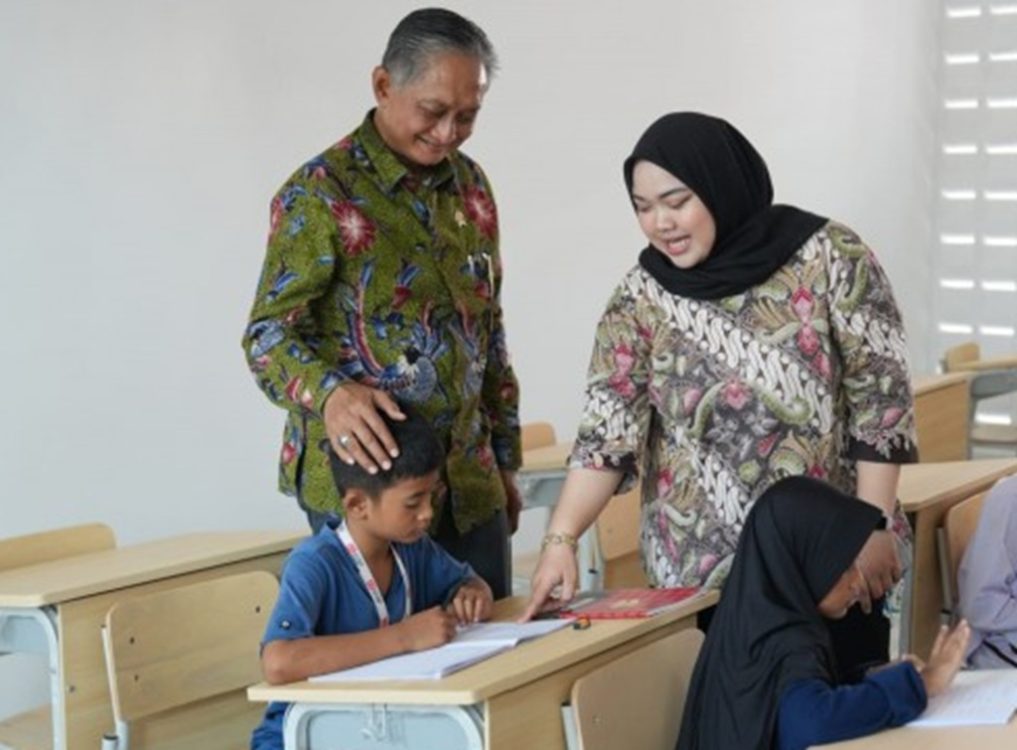 : Menteri Pekerjaan Umum (PU) Dody Hanggodo memastikan penyempurnaan fasilitas Sekolah Rakyat Terintegrasi 4 Jakarta tetap dilakukan secara bertahap sesuai kebutuhan untuk mendukung kegiatan belajar mengajar yang telah berjalan. (Foto: Humas Kemen PU)