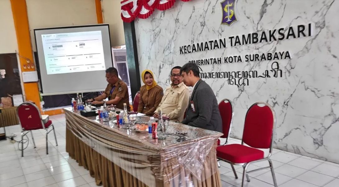 : Kepala Badan Komunikasi Pemerintah Republik Indonesia Muhammad Qodari (dua kanan) saat meninjau pelaksanaan uji coba perlinsos digital di Surabaya, Selasa (27/6/2026). (ANTARA/Indra Setiawan)