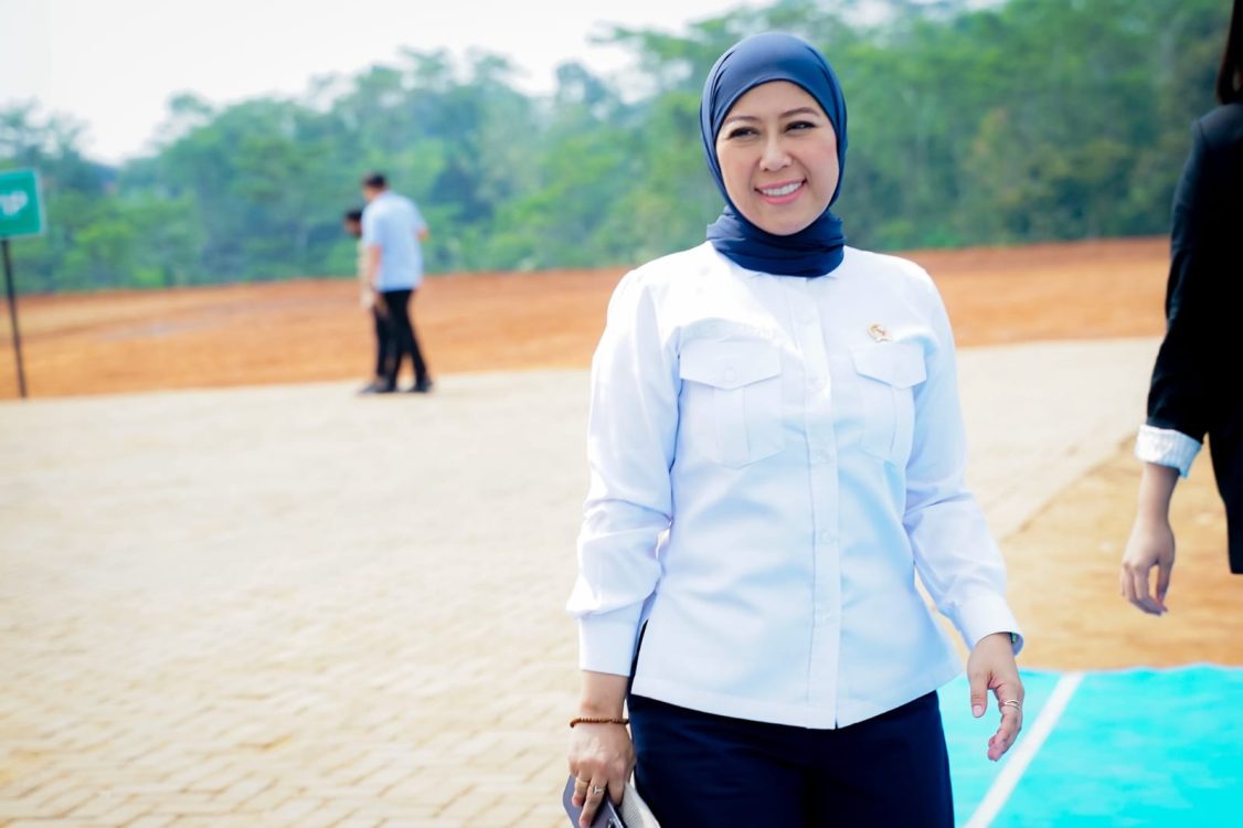 : Menteri Komunikasi dan Digital RI, Meutya Hafid, saat mendampingi Presiden RI Prabowo Subianto menghadiri kegiatan Akad Massal 62.000 Unit KPR Rumah Subsidi dan KUR Perumahan senilai Rp880 miliar di Kabupaten Batang, Provinsi Jawa Tengah, pada Kamis (30/7/2026) menyatakan pembangunan kawasan hunian baru harus berjalan seiring dengan penyediaan infrastruktur digital. Foto: Dunia Meutya/Dok. Kemkomdigi