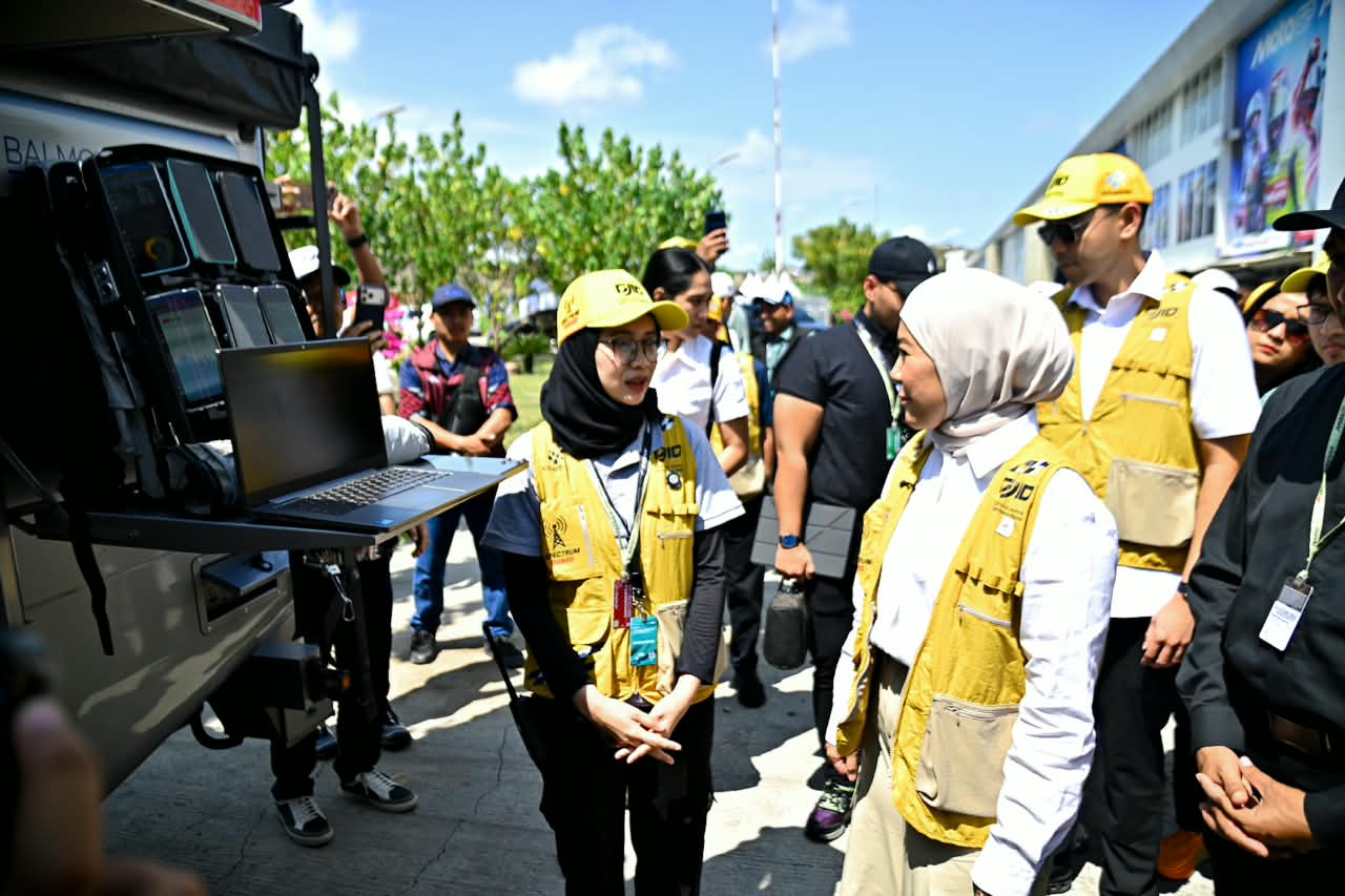 : Menteri Komunikasi dan Digital, Meutya Hafid didampingi Staf Khusus Menteri, Alfreno Kautsar Ramadan saat meninjau dan mengecek kesiapan layanan frekuensi jelang perhelatan MotoGP 2026 Mandalika di Sirkuit Mandalika, Lombok, Nusa Tenggara Barat. (foto: Humas Kemkomdigi)