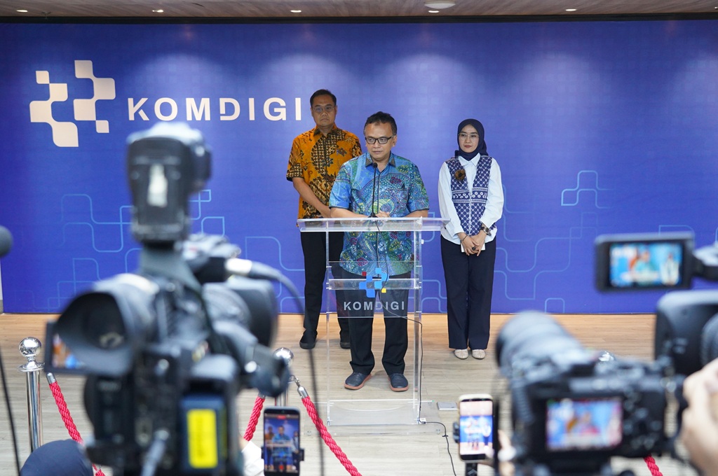 : Menurut Direktur Strategi dan Kebijakan Infrastruktur Digital Kemkomdigi, Denny Setiawan,n pihaknya telah melakukan klarifikasi dan evaluasi terhadap laporan implementasi perlindungan sisa kuota yang disampaikan XLSmart, Indosat, dan Telkomsel. (Foto: Amiri Yandi/InfoPublik/KPM Kemkomdigi)