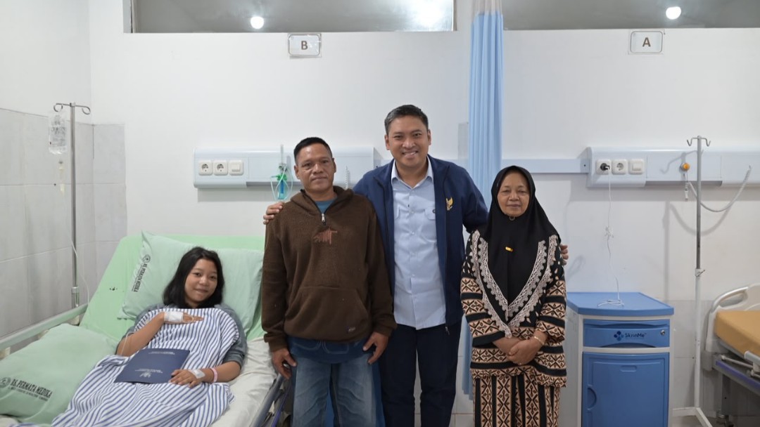 : Kepala BGN Sudatyono menjenguk korban dugaan insiden keamanan pangan yang menimpa ratusan siswa SMK Negeri 6 Semarang di sejumlah rumah sakit di Kota Semarang, Jawa Tengah, Sabtu (1/8/2026). (Dok. BGN)