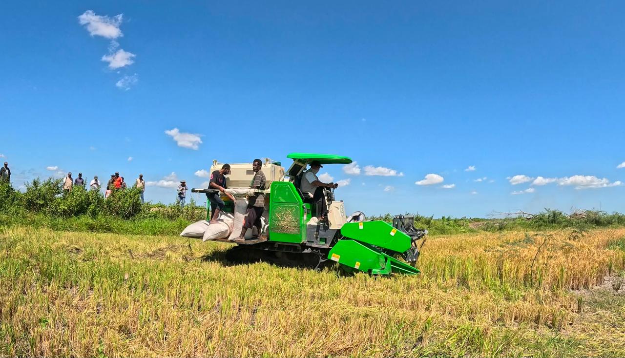 : Ilustrasi petani sedang memanen padi memakai mesin panen padi (combine harvester). (Dok. Kementan)
