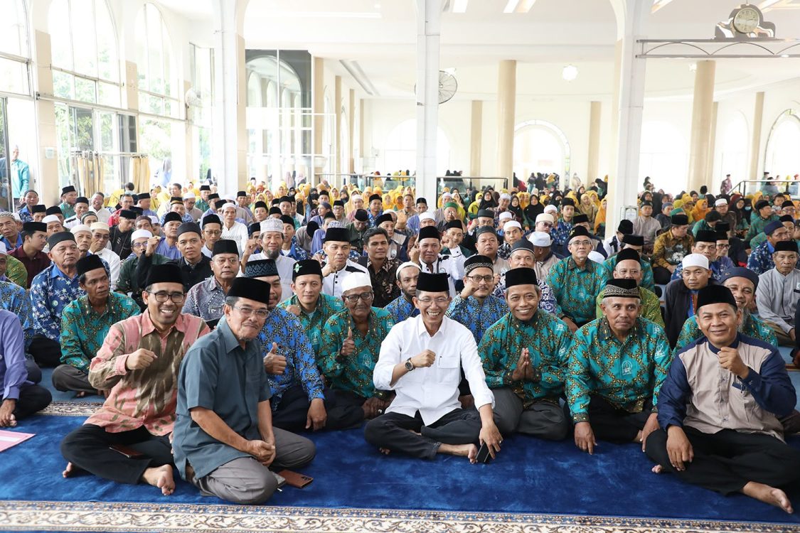 : Wali kota Batam, Amsakar Achmad, bersama tokoh agama Bengkong, Batu Ampar, dan Lubuk Baja saat silaturahmi di Masjid Baitul Makmur, Batu Ampar, Kamis (8/10/2026). HUMAS DISKOMINFO BATAM / RUMAWI