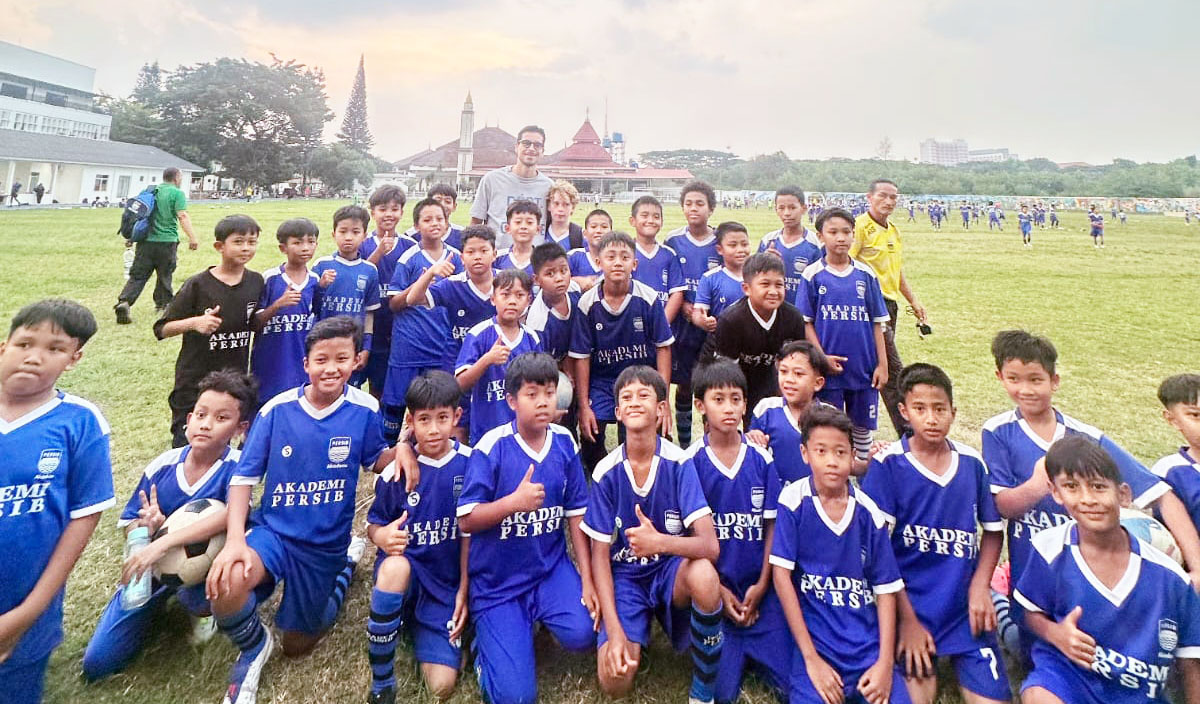 Ketika Haye Antar Anak Berlatih Bersama Akademi Persib