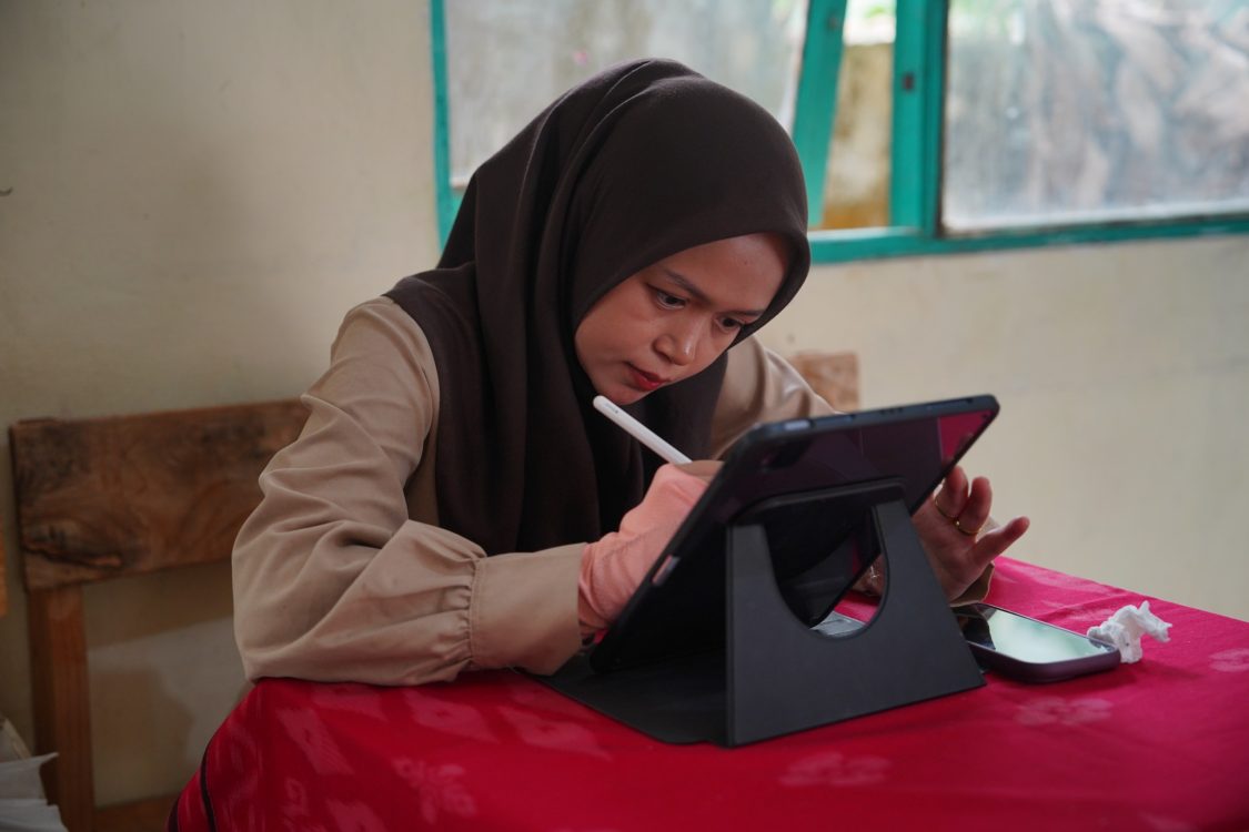 : Salah satu peserta lomba Khat Digital pada ajang Musabaqah Tilawati Quran (MTQ) XIX tingkat Kabupaten Balangan 2026 di Kecamatan Juai. - Foto: Mc.Balangan