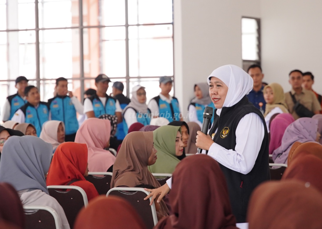 : Khofifah berdialog dengan orang tua calon siswa Sekolah Rakyat Terintegrasi I Kabupaten Tuban. (yavid/Mc.Tuban)
