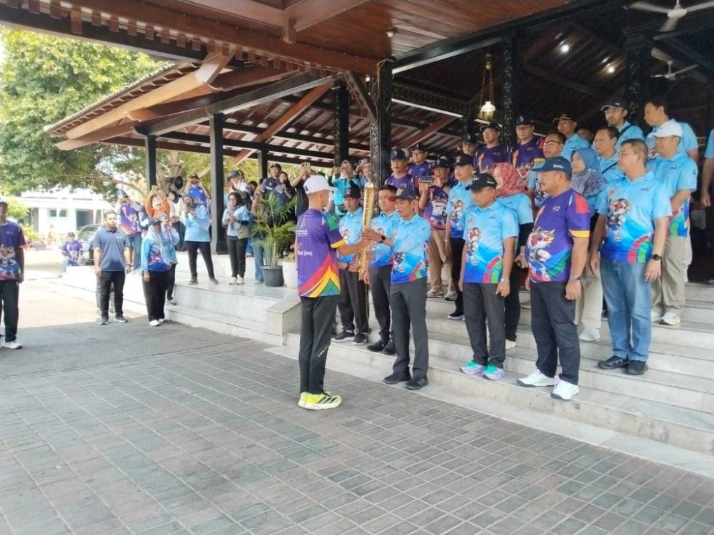 Kirab Obor Porprov (Torch Relay) XVII Jawa Tengah 2026 Diterima Wakil Bupati Demak