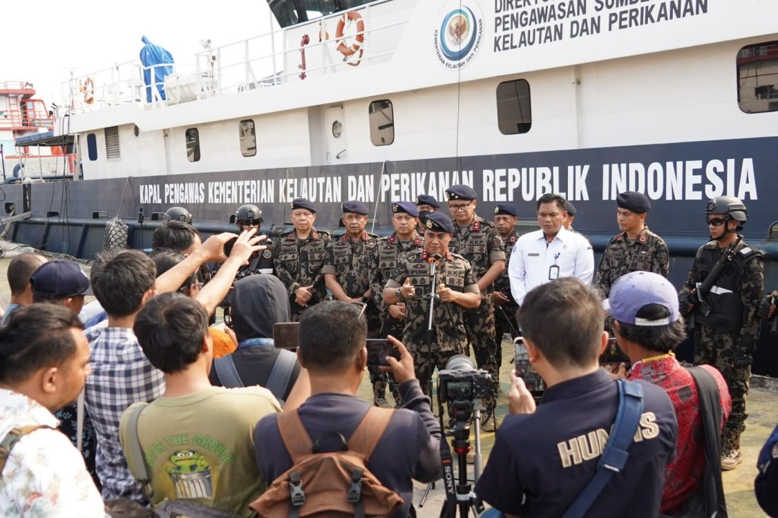 : Kementerian Kelautan dan Perikanan (KKP) memastikan keselamatan dan kesejahteraan awak kapal perikanan menjadi perhatian utama pemerintah. Optimalisasi layanan pengaduan hingga pengetatan mekanisme rekruitmen dilakukan untuk memastikan keselamatan para awak kapal perikanan. (Dok. KKP)