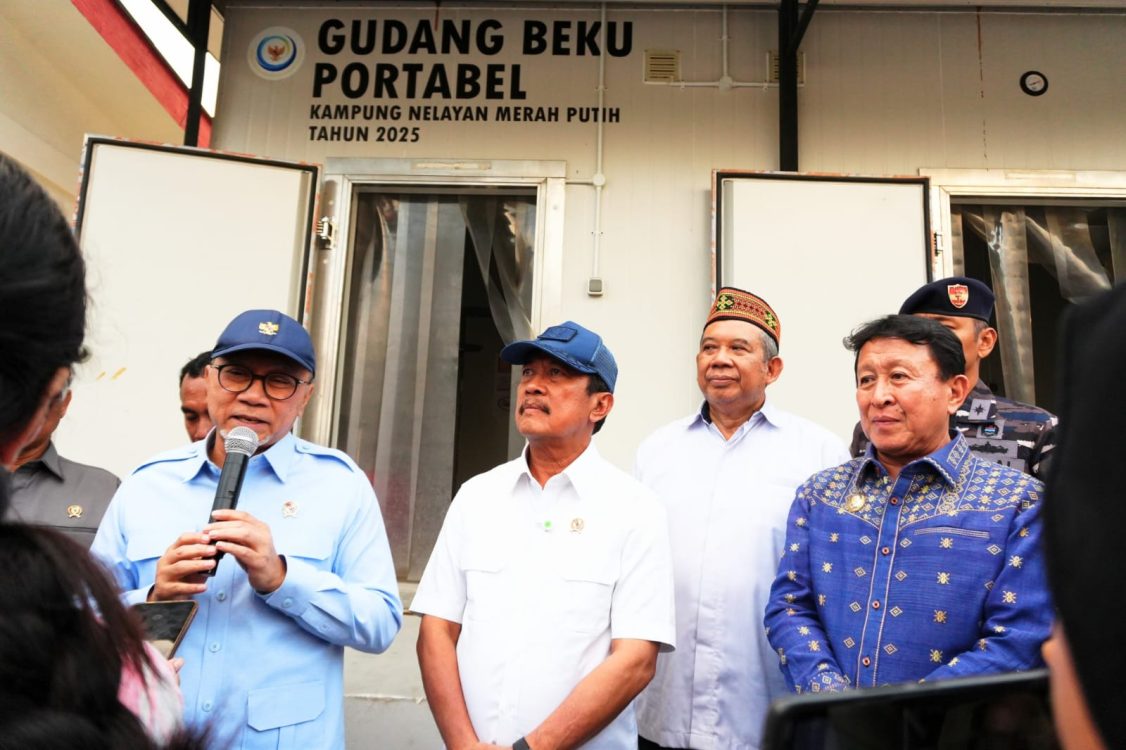 : Menteri Koordinator Bidang Pangan (Menko Pangan) Zulkifli Hasan dan Menteri Kelautan dan Perikanan, Sakti Wahyu Trenggono meninjau gudang Koperasi Nelayan Merah Putih di Nusa Tenggara Timur. (Foto: Kemenko Pangan)
