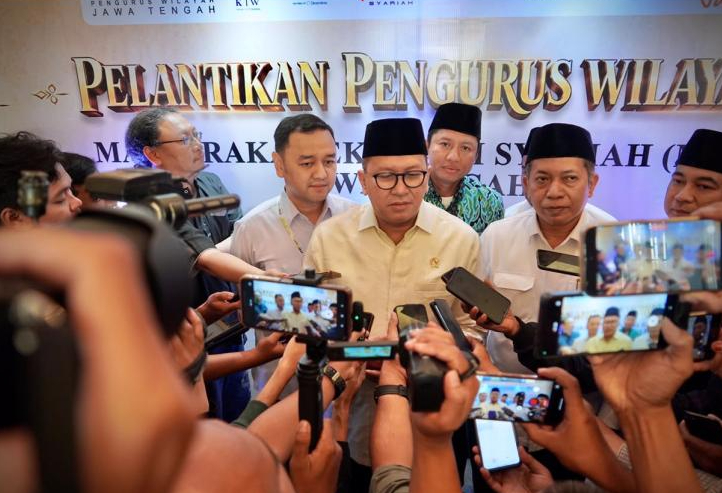 : Menteri Koperasi sekaligus Ketua Harian Pengurus Pusat Masyarakat Ekonomi Syariah (MES), Ferry Juliantono dan Menteri Investasi dan Hilirisasi Rosan Roeslani, meresmikan Koperasi Ekspor Merah Putih yang bertepatan dengan momen pelantikan Pengurus Wilayah MES Jawa Tengah di Semarang, Jumat (2/10/2026). (Kemenkop)