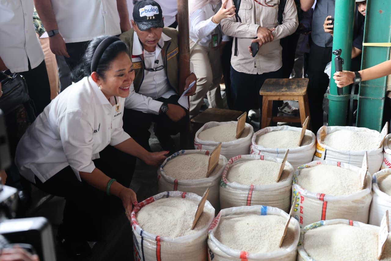 : Komisi IV DPR RI memastikan ketersediaan beras nasional dalam kondisi aman. Kepastian tersebut disampaikan setelah melakukan kunjungan kerja ke Pasar Induk Beras Cipinang (PIBC), Jakarta, Jumat (2/10/2026), untuk melihat langsung kondisi stok, pasokan, dan harga beras di pasaran. (Dok. Kementan)