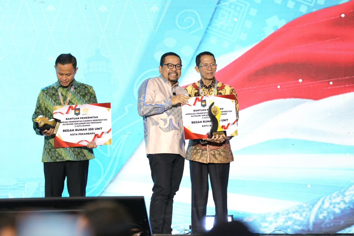 : Wali kota Batam, Amsakar Achmad, menerima penghargaan dalam Apresiasi Pemerintah Daerah Berprestasi 2026 di Hotel Radisson Batam, Rabu (12/8/2026) malam. HUMAS DISKOMINFO BATAM / RUMAWI