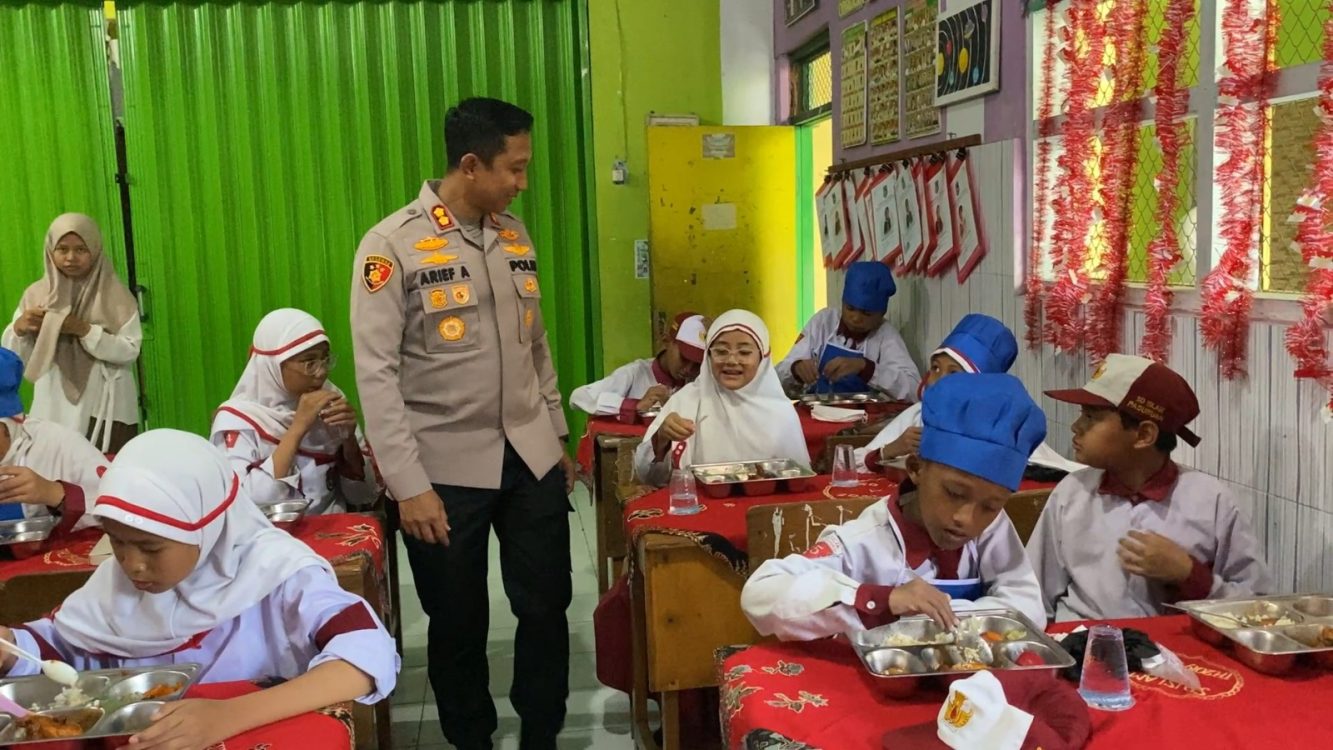 Konsep Prasmanan MBG Mulai Diuji Di Kota Pasuruan, Kapolres Tinjau Pelaksanaannya